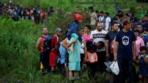 Miles de venezolanos varados en selva de Panamá por cierre terrestre en EE.UU