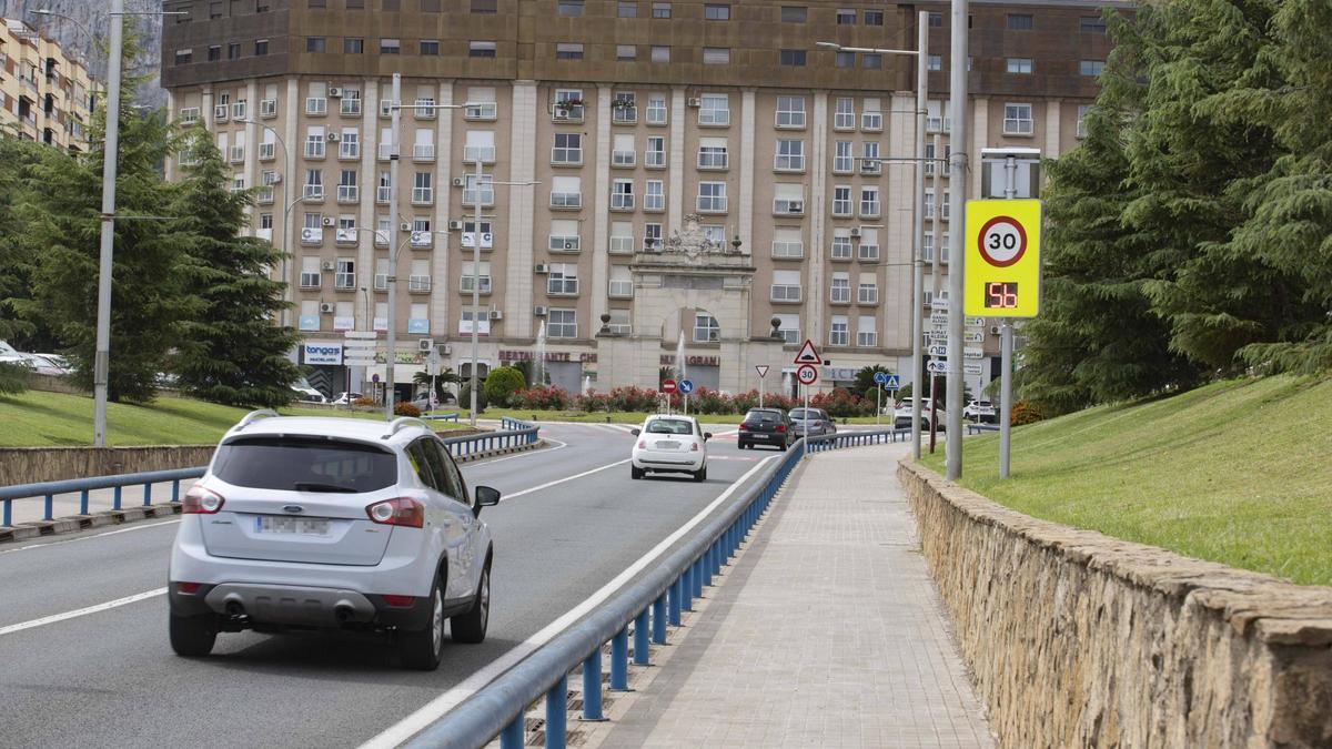 Los coches a la entrada de Xàtiva por la CV-58, donde está instalado el radar informativo.