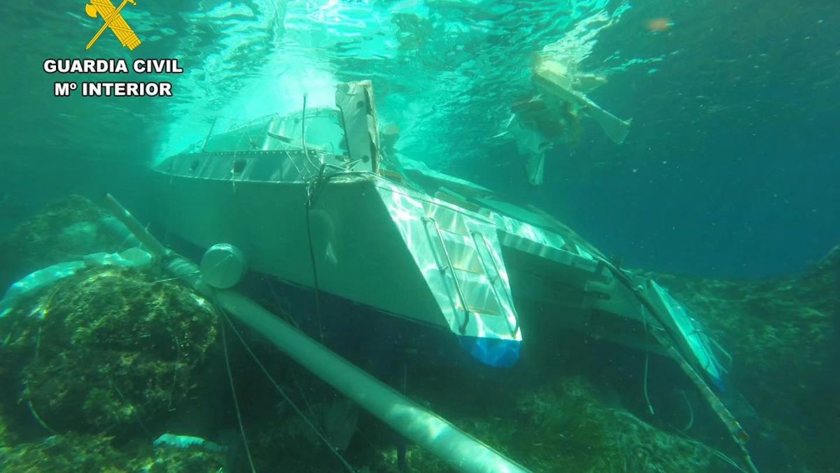 El catamarán quedó completamente hundido tras la colisión