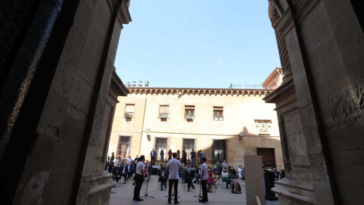 Una imagen de los actos de celebración del XX Aniversario de la Declaración de Patrimonio de la Humanidad para el Misteri d'Elx en la entrada principal de la basílica de Santa María