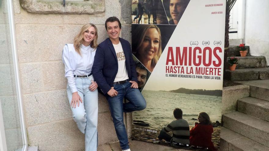 El grovense Javi Veiga y su pareja, Marta Hazas, durante la promoción de la cinta en Santiago de Compostela.   | //  XOÁN ÁLVAREZ