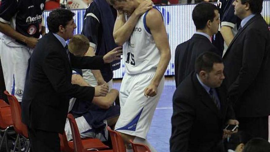 Katelynas se duele del hombro durante el último cuarto