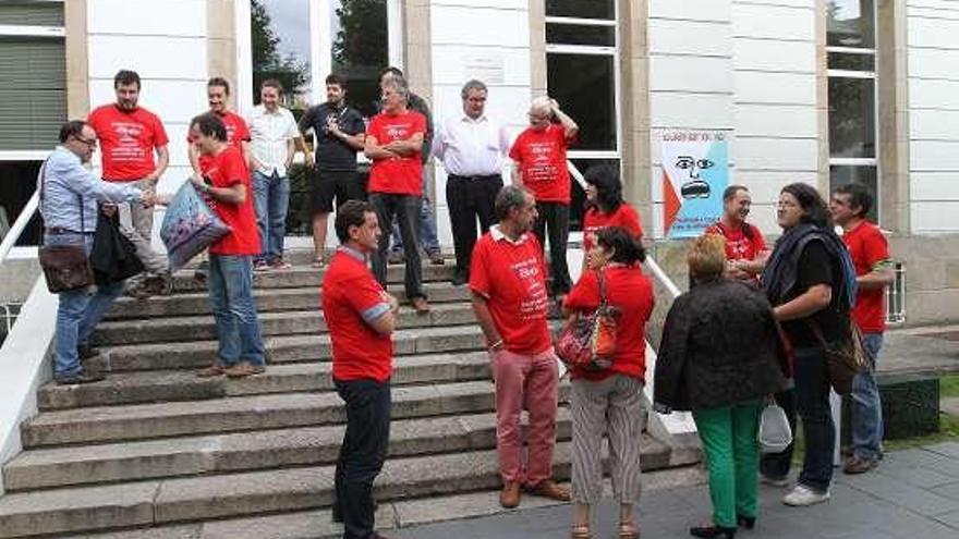 Miembros de la plataforma, ayer, antes del encierro.