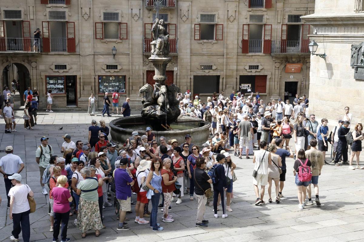 Turistas y peregrinos en la Praza de Platerías de Santiago, este miércoles 24 de junio.