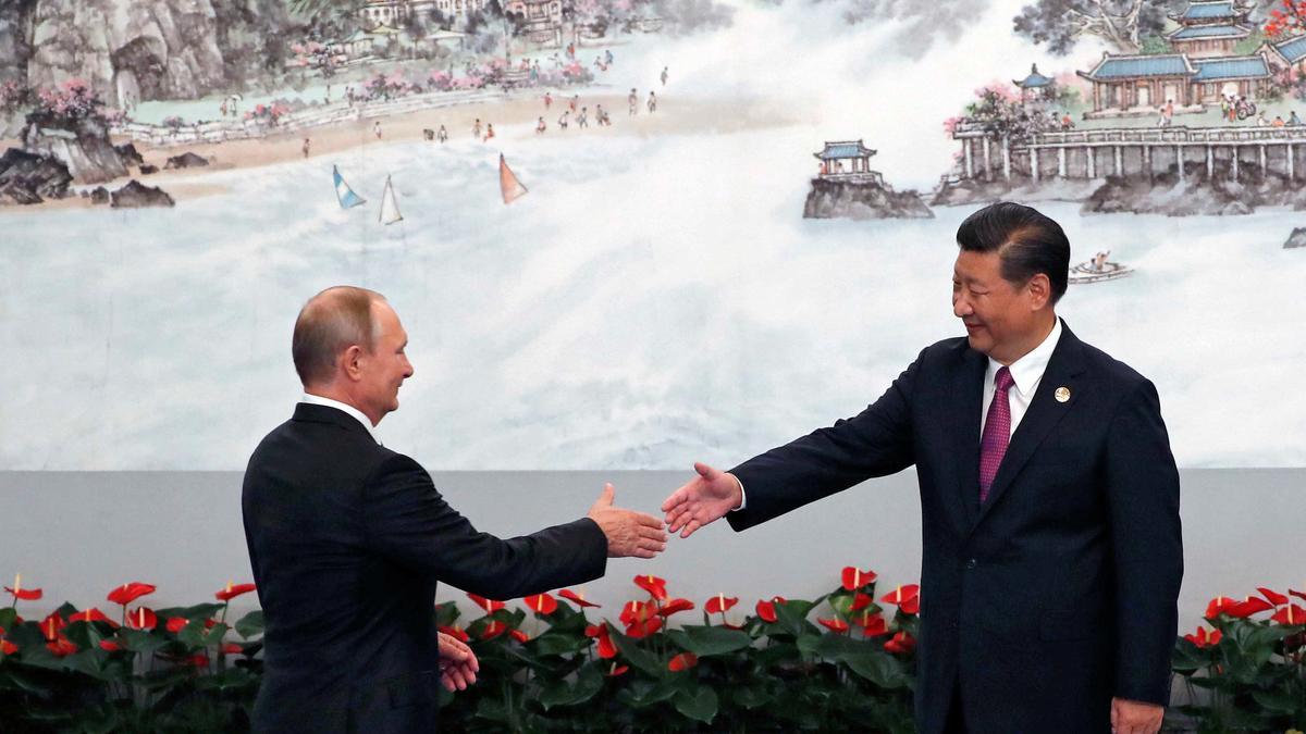 Xi Jimping extiende la mano al presidente ruso Vladímir Putin