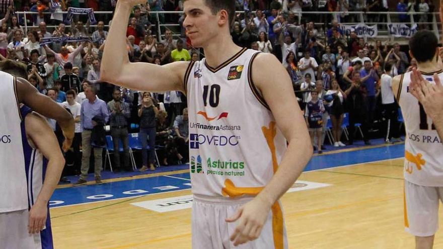 Miquel Salvó celebra la victoria del domingo ante el Ourense en el polideportivo de Pumarín.