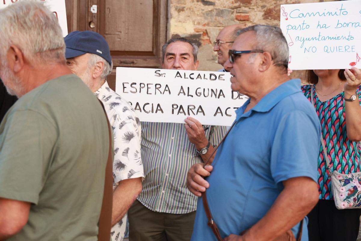 Así ha sido la protesta de los vecinos de Cuartos del Baño en Cáceres