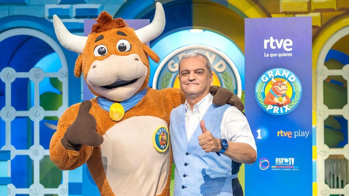 Ramón García, con la nueva vaquilla de 'El Grand Prix del verano'
