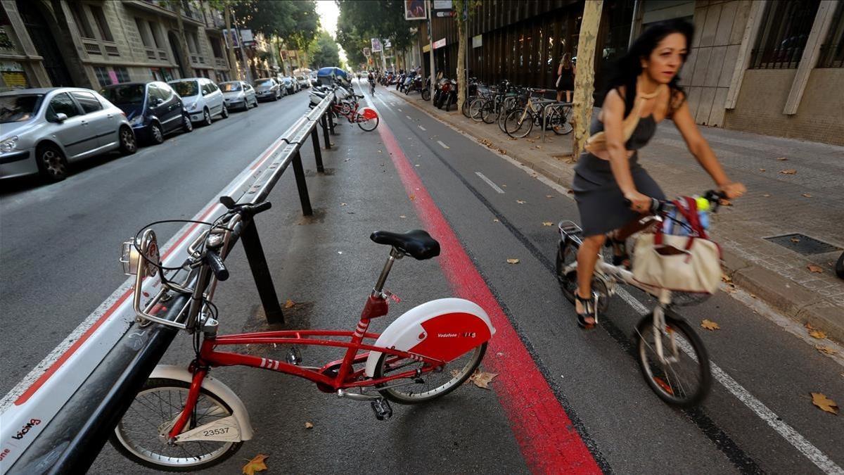 Una mujer circula por un carril bici en Barcelona, en julio del año pasado.