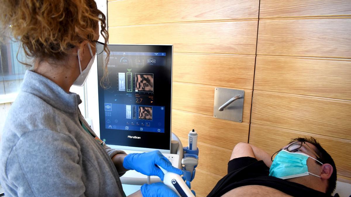 Realització d'una prova de fetge a l'hospital Santa Caterina.