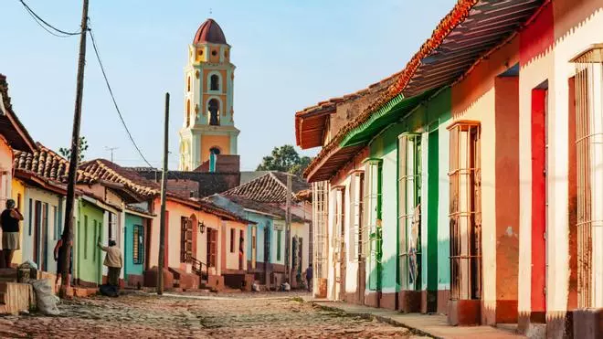Parece La Habana pero está en Asturias: el pueblo remoto del norte de España con casas coloniales como las de Cuba