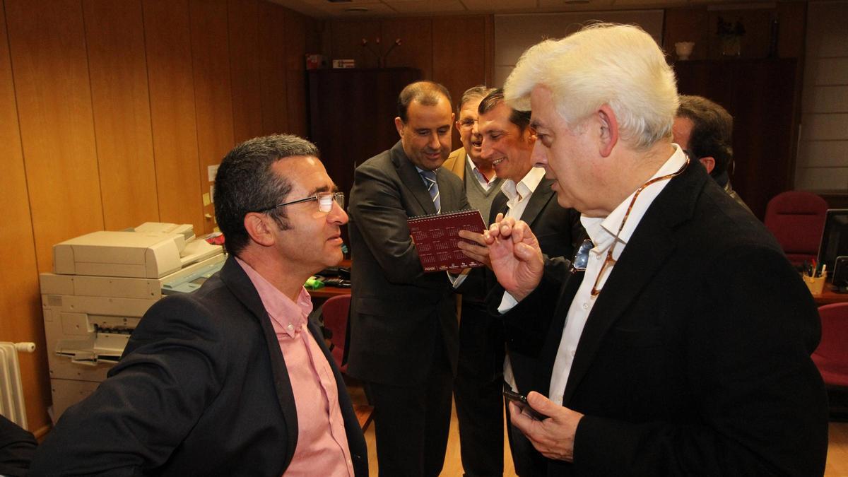 José María Esbec (derecha) conversa con Ángel Hernández, secretario de la CEOE de Zamora