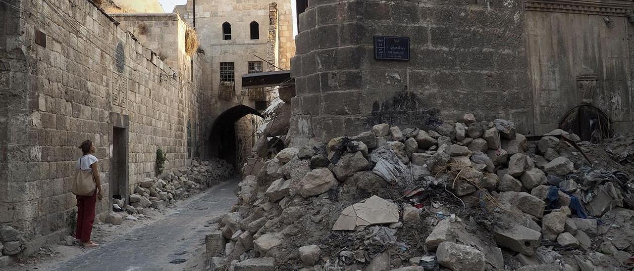 Una turista observa las ruinas de la ciudad antigua de Alepo.