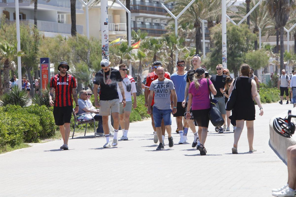 Bundesliga-Saison vorbei: Die Fußballer nehmen wieder die Playa de Palma ein