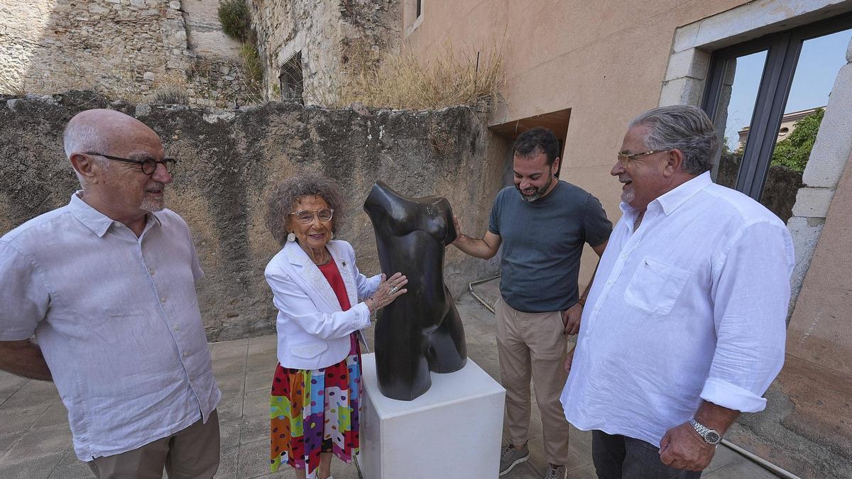 Els donants, l'artista i el regidor de Cultura amb la peça.