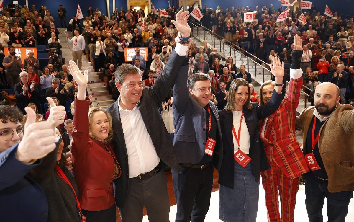 La vicepresidente primera Nadia Calviño arropando a José Ramón Gómez Besteiro este domingo en Santiago