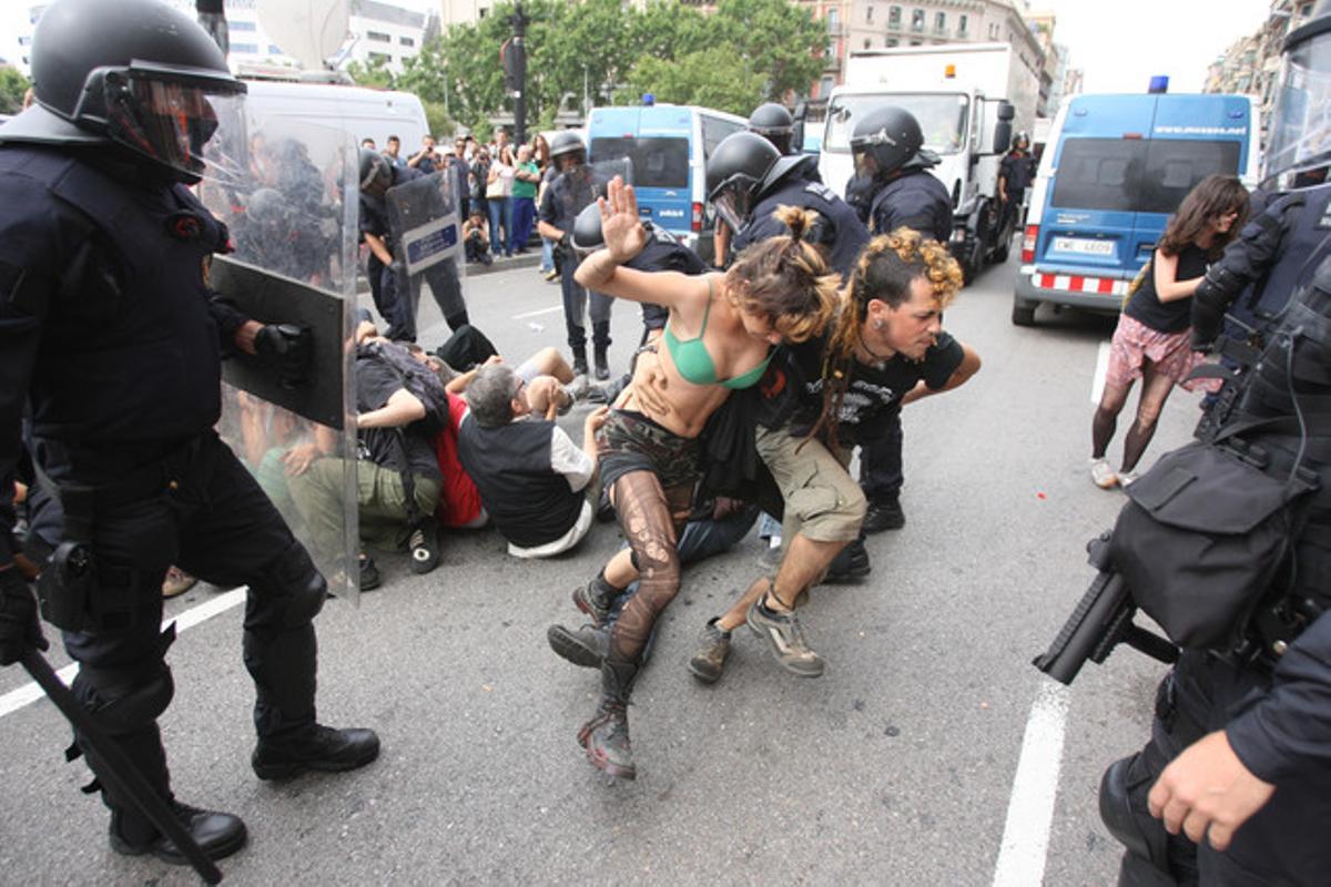 El desallotjament de la plaça de Catalunya, vist per Danny Caminal.