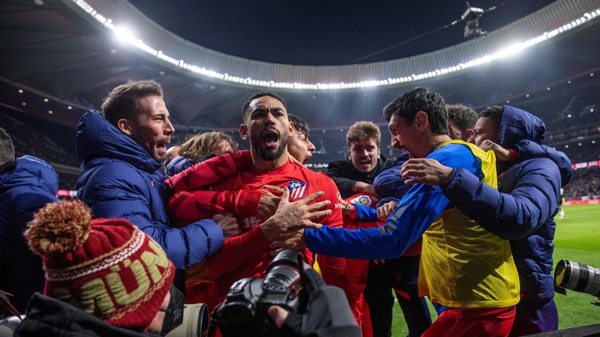 Los jugadores del Atlético de Madrid celebran el tercer gol del equipo ante el Valencia.