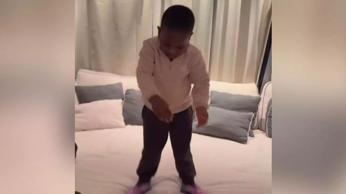 Lamine Yamal desata la locura: los "pasos prohibidos" de su hermano Keyne al ritmo de Amador Rivas