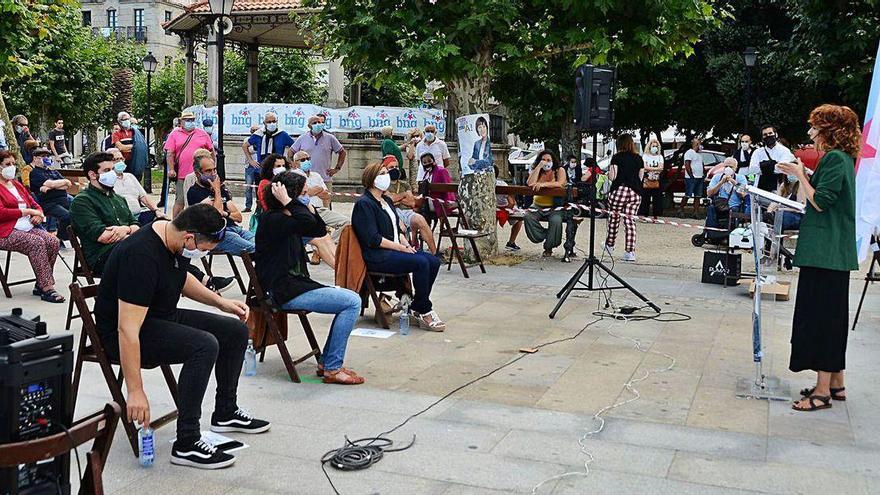 Alexandra Fernández, en el mitin en la alameda de Cangas.