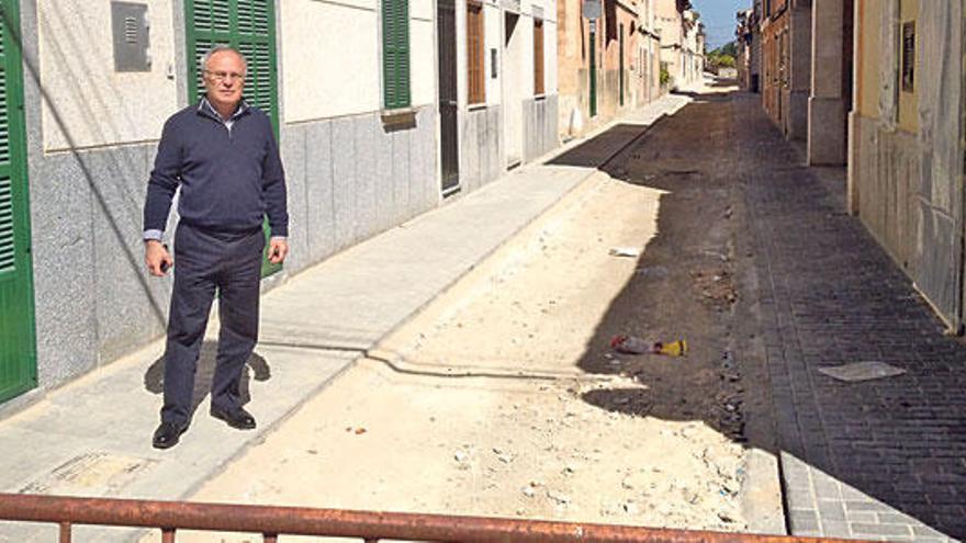 El alcalde, Joan Ramis en una de las calles que se mejorarán.