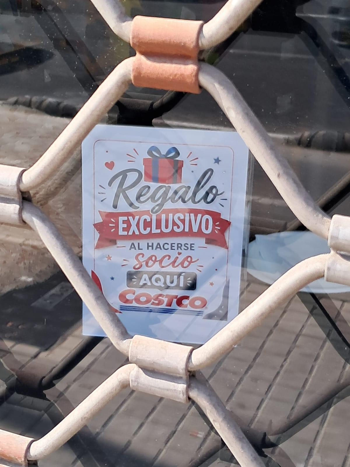 Cartel promocional de Costco en la avenida Goya