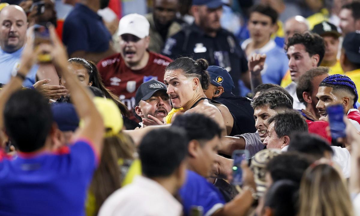 Darwin Nuñéz y Araujo en la batalla campal entre Colombia y Uruguay