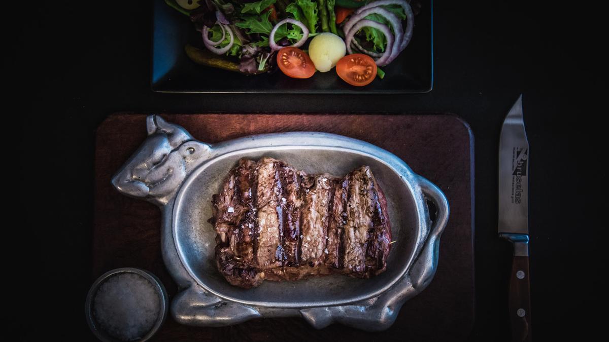 La especialidad de Bruselas Steak House Asima es la carne a la brasa.