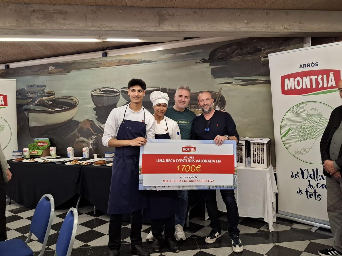 D'esquerra a dreta, Taranveer Singh, Danilo Córdoba, Raül Cuadras (cap d'estudis de l'EHT de Girona) i Àlex Morales, president de la Cambra Arrossera del Montsià.