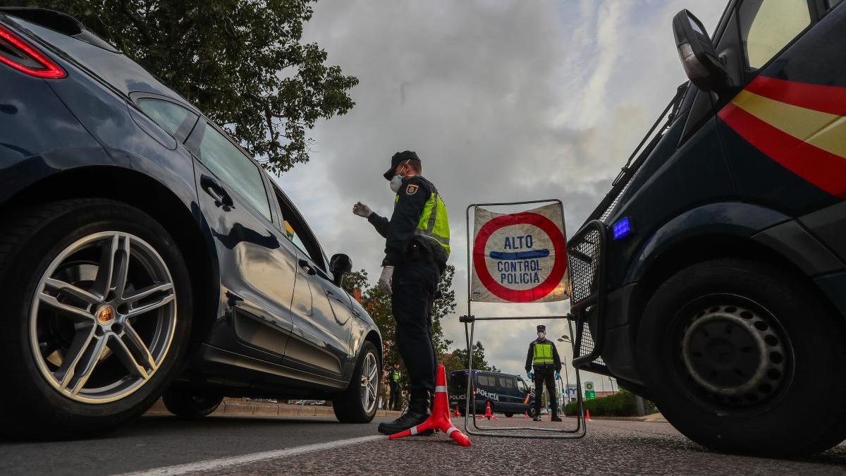 Control de la Policía Nacional en València durante la pandemia de coronavirus.