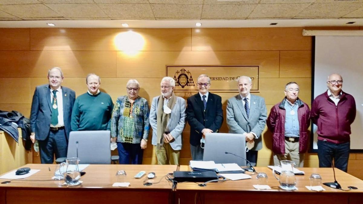 Santos Benítez (tercero por la derecha), junto a la nueva junta rectora.