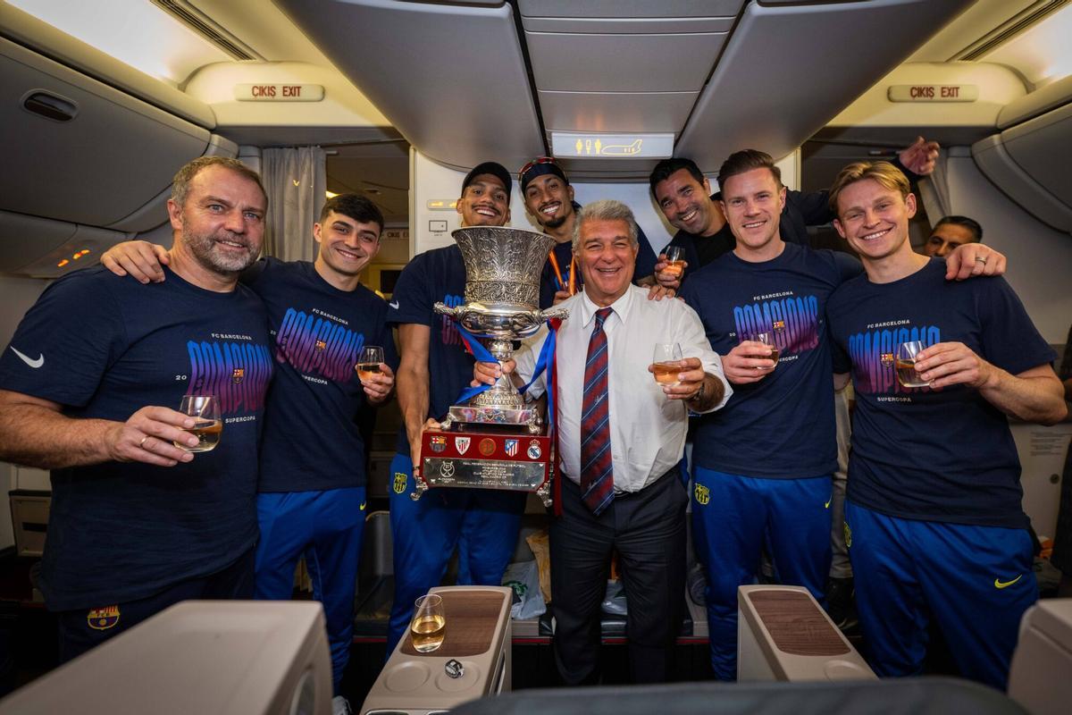 La celebración del Barça en el avión de regreso de Arabia Saudí tras la conquista de la Supercopa.