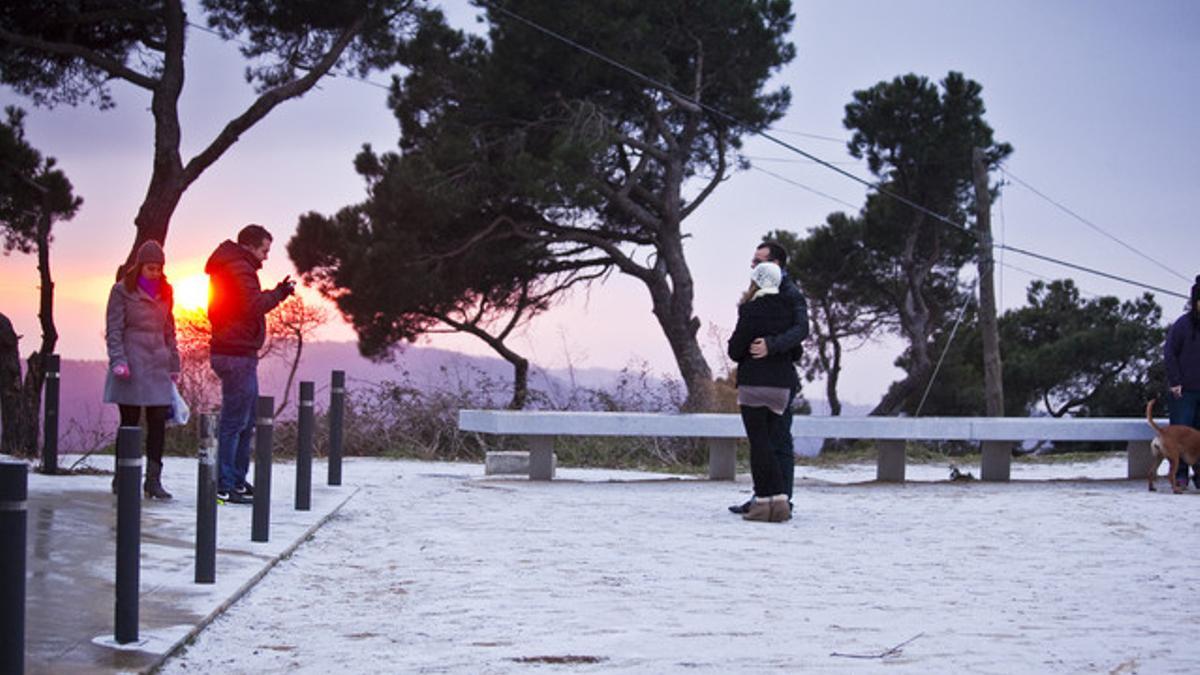 Una pareja se hace una foto, el domingo, en el Tibidabo, tras la caída de unos cuantos copos.