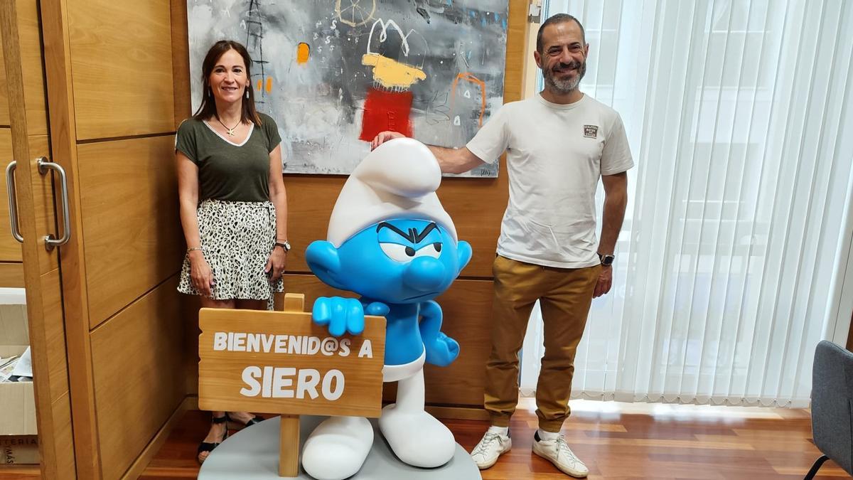 Ángel García y María José Fernández, con el "Pitufo Gruñón" que ya luce en la Alcaldía.