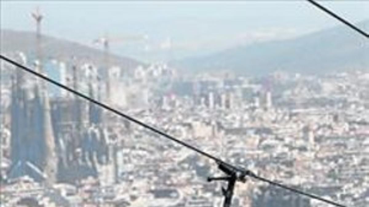 La ciudad a los pies 8 Una cabina del teleférico de Montjuïc.