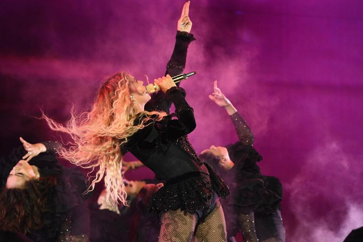 Beyoncé y su micrófono dorado