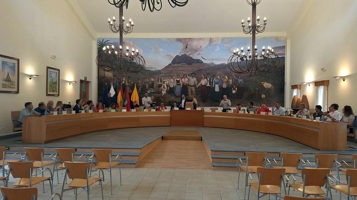 Momento en el que el pleno que solo duró 20 minutos llega a su final.