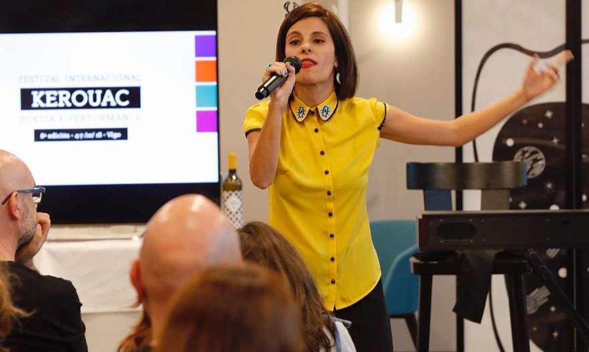 Uno de los actos de la jornada de ayer del Kerouac. Abajo, Bob Holman en pleno recital con Marcos de la Fuente. // J. Lores/ Bernard Betancourt