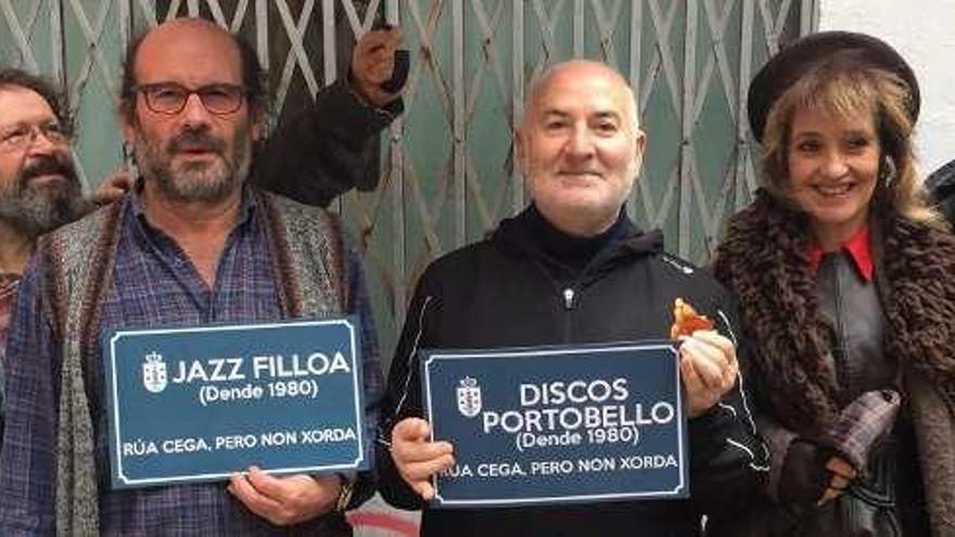 Los propietarios del Jazz Filloa y Discos Portobello, con su regalo.