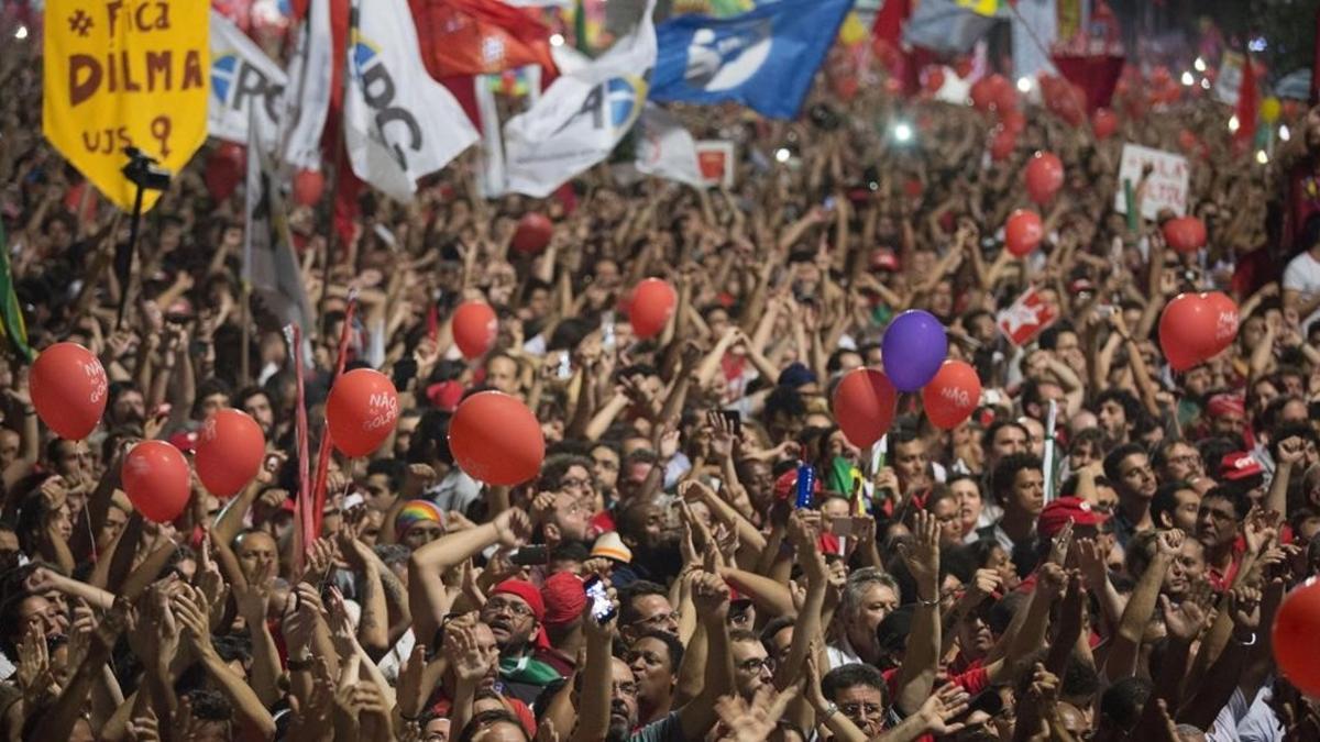 Integrantes de centrales obreras y movimientos sociales simpatizantes del Gobierno participan en un acto de apoyo a Rousseff y Lula, este viernes en Sao Paulo.