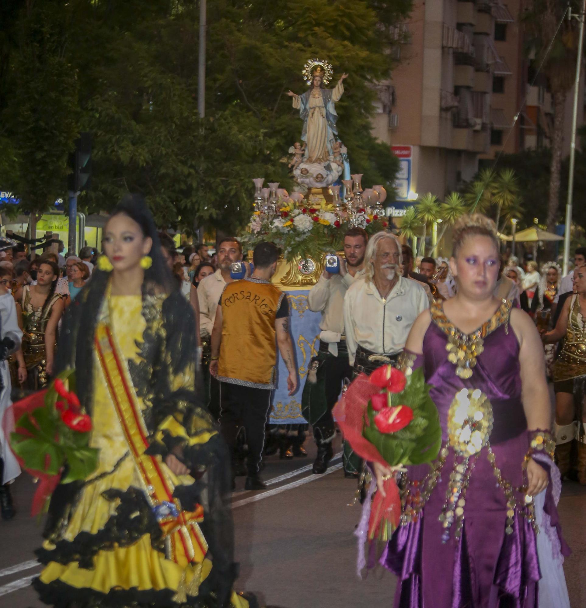 Altozano rinde homenaje a la Virgen de la Asunción tras los desfiles de Moros y Cristianos