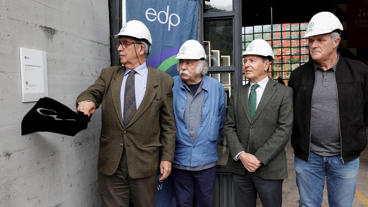 Por la izquierda, Miguel Casariego, Celestino García, Luis Álvarez y Jesús García, durante el descubrimiento de la placa.
