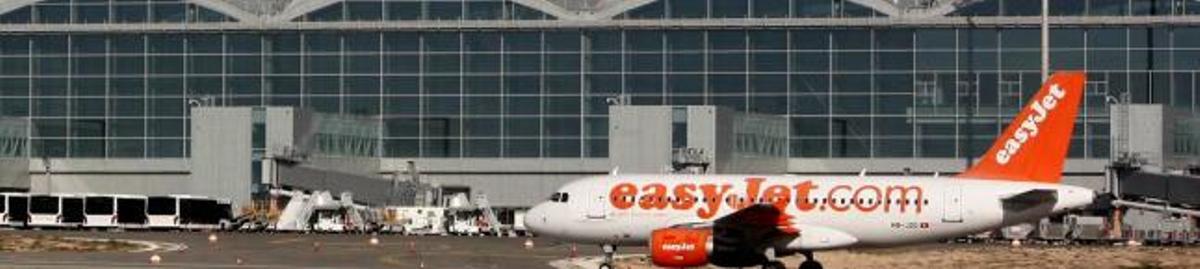 Un avión de Easyjet se dirige a la plataforma de aviones de El Altet minutos después de haber aterrizado.