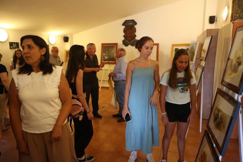 Visitantes de la muestra de arte en la Casa do Patrón de Doade