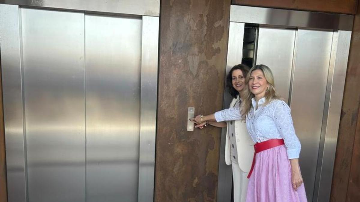 La alcaldesa de Teruel, Emma Buj, y la vicepresidenta Mar Vaquero inauguran el ascensor del Carmen.