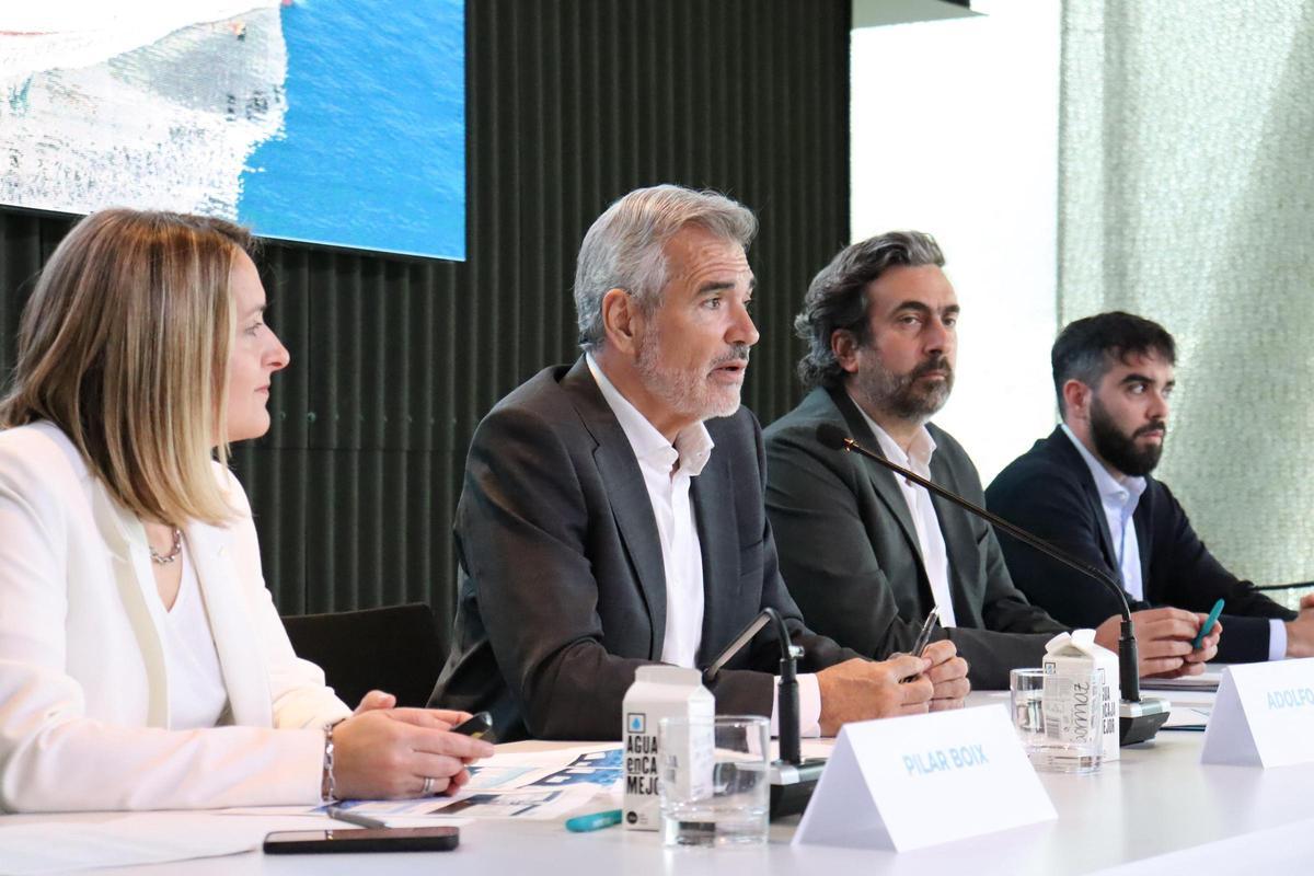 Adolfo Utor, segundo por la derecha, durante la presentación de resultados.
