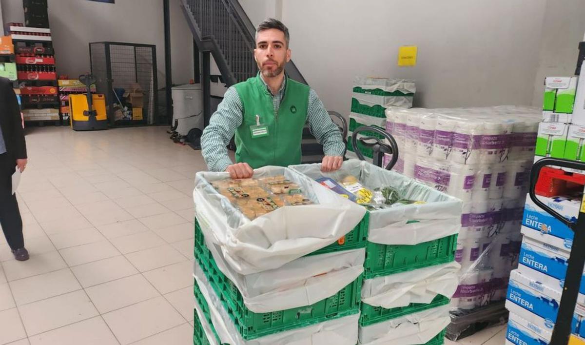 33 Antonio Jesús Cuadra, en el Mercadona de La Carlota.