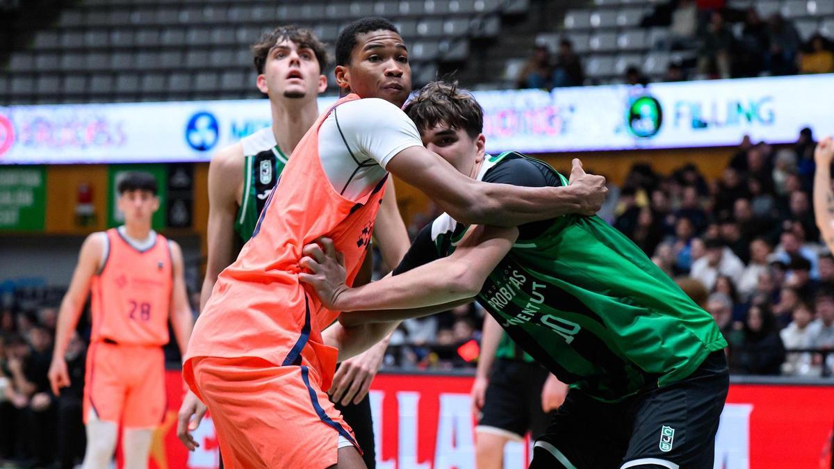 Dabone, en uno de los derbis entre Barça y Penya de la última temporada