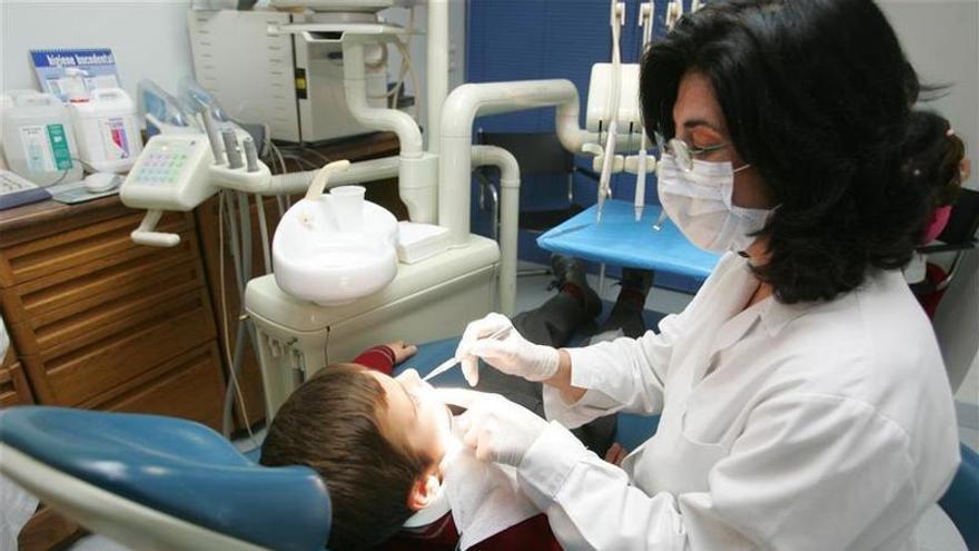 Atención a un niño en una clínica dental, en una imagen de archivo.