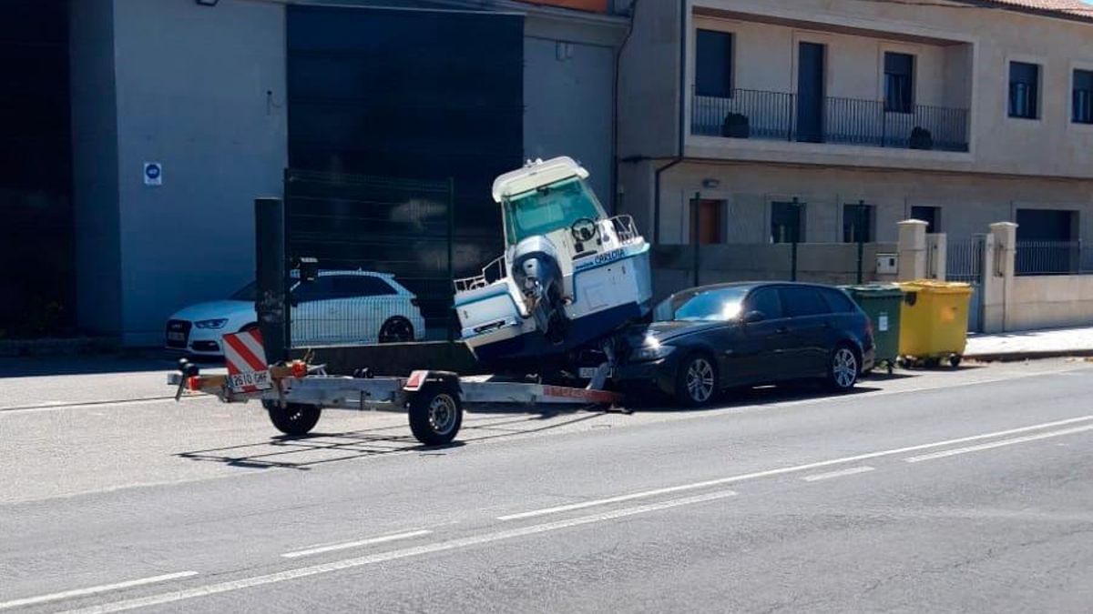 El remolque se desprendió del vehículo y la embarcación acabó encima de un coche estacionado.